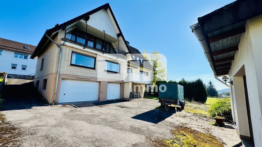 1-2 Familienhaus mit Nebengebäude (Ferienwohnung) + Halle / Garagen im Ensemble - Großer Innenhof